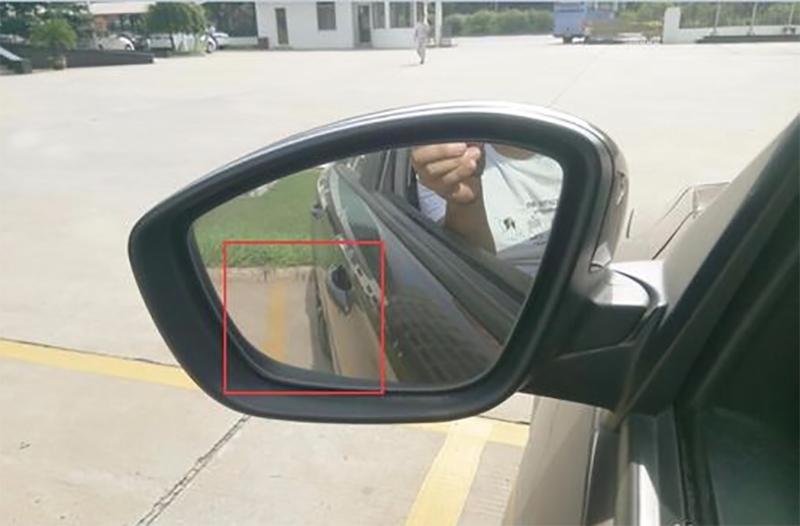 在没有倒车影像/倒车雷达的情况下,倒车时怎么判断车尾的距离?