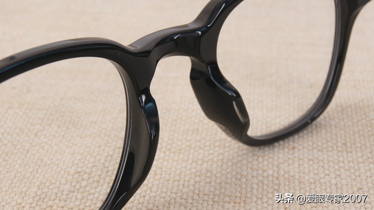 板材眼镜鼻托掉了怎么配,板材眼镜鼻托如何卸下来