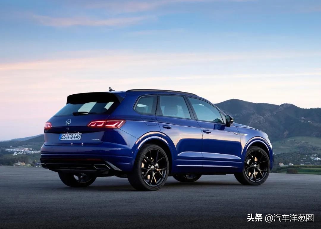 宝马换新车标了！蓝天白云帅炸，以后黑白标只代表低端宝马车主？