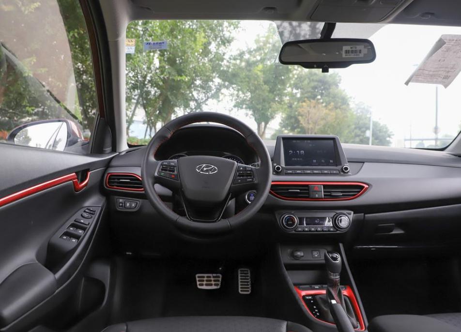 现代轿车便宜实用,现代逸行两厢车