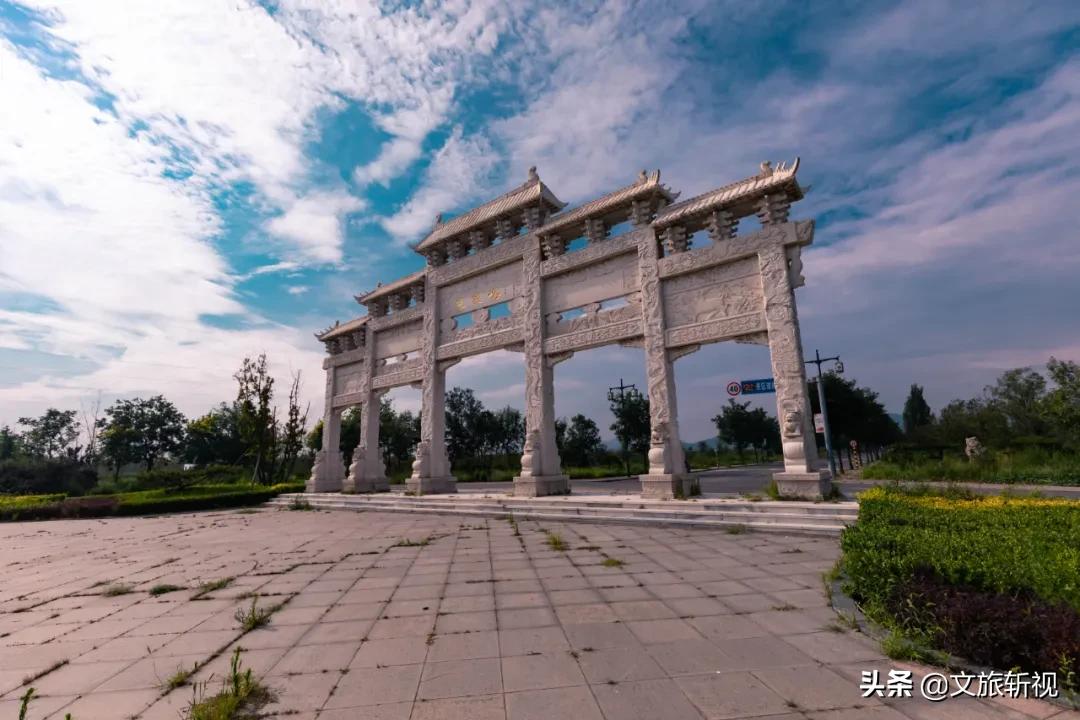 十年后再次走进朱家峪，被村里的几个摊煎饼的大妈纠缠着买煎饼