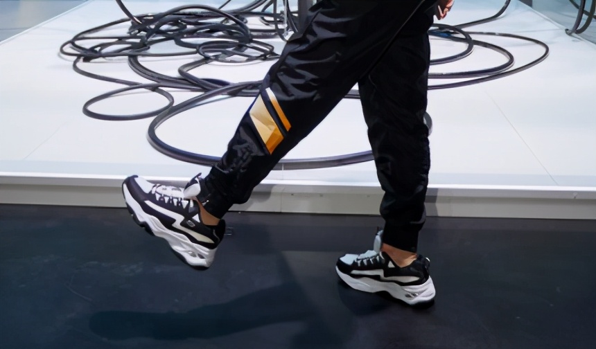 斯凯奇2023新款内增高,斯凯奇更新后闪光