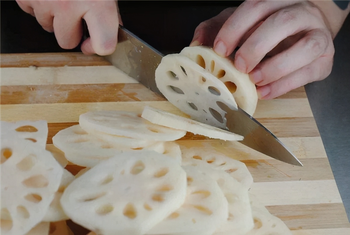 莲藕焯水为什么会变黑,莲藕为什么变红呢