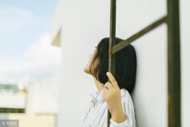 小说：富二代同事送的项链，她该收下吗，看恋爱白痴如何回应