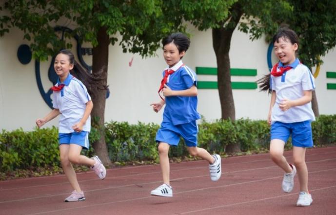 体育老师教正确跑步,1500米长跑最省力的跑步姿势