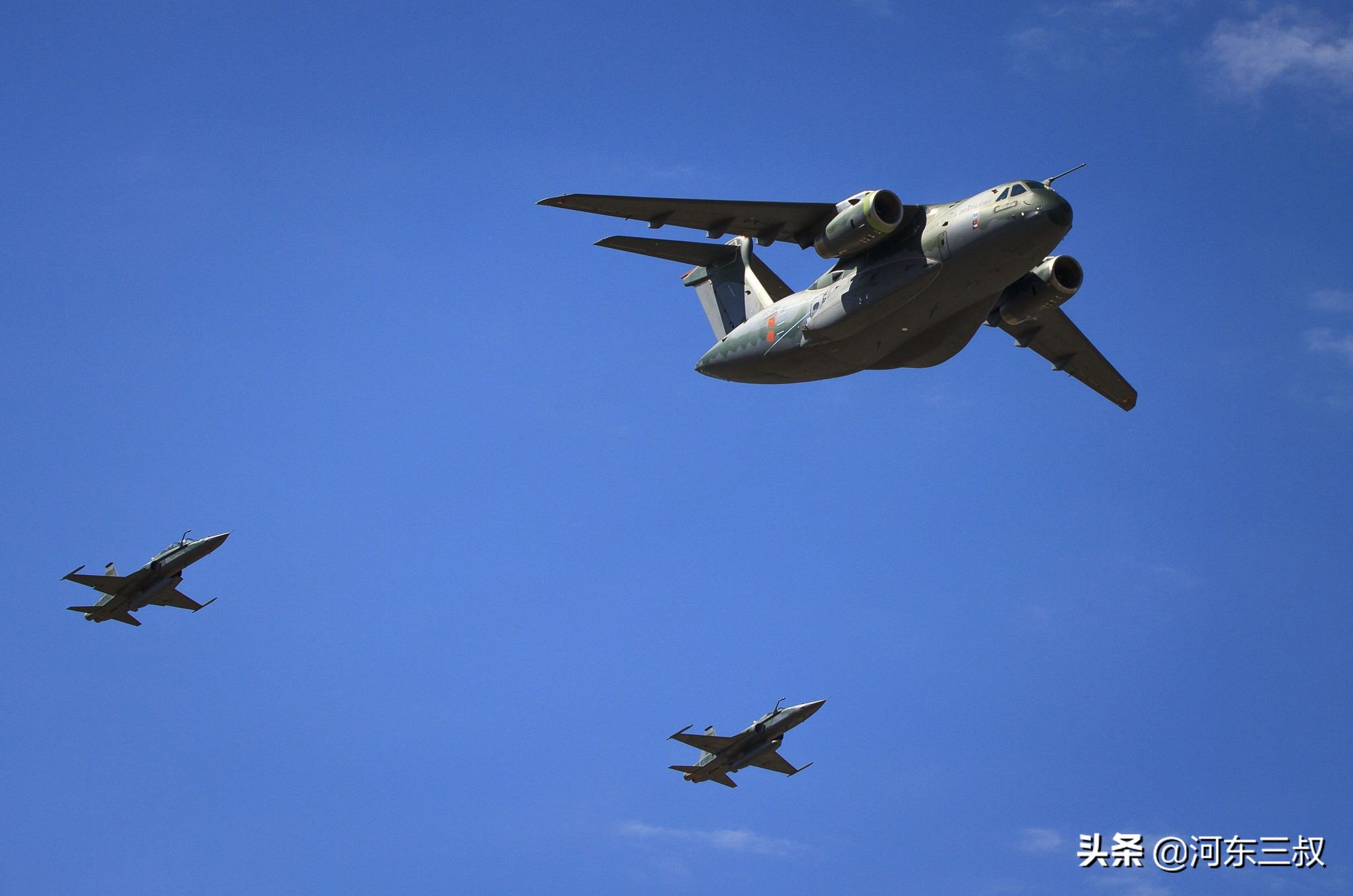 巴西最新运输机kc390参数,巴西kc390运输机对比运9