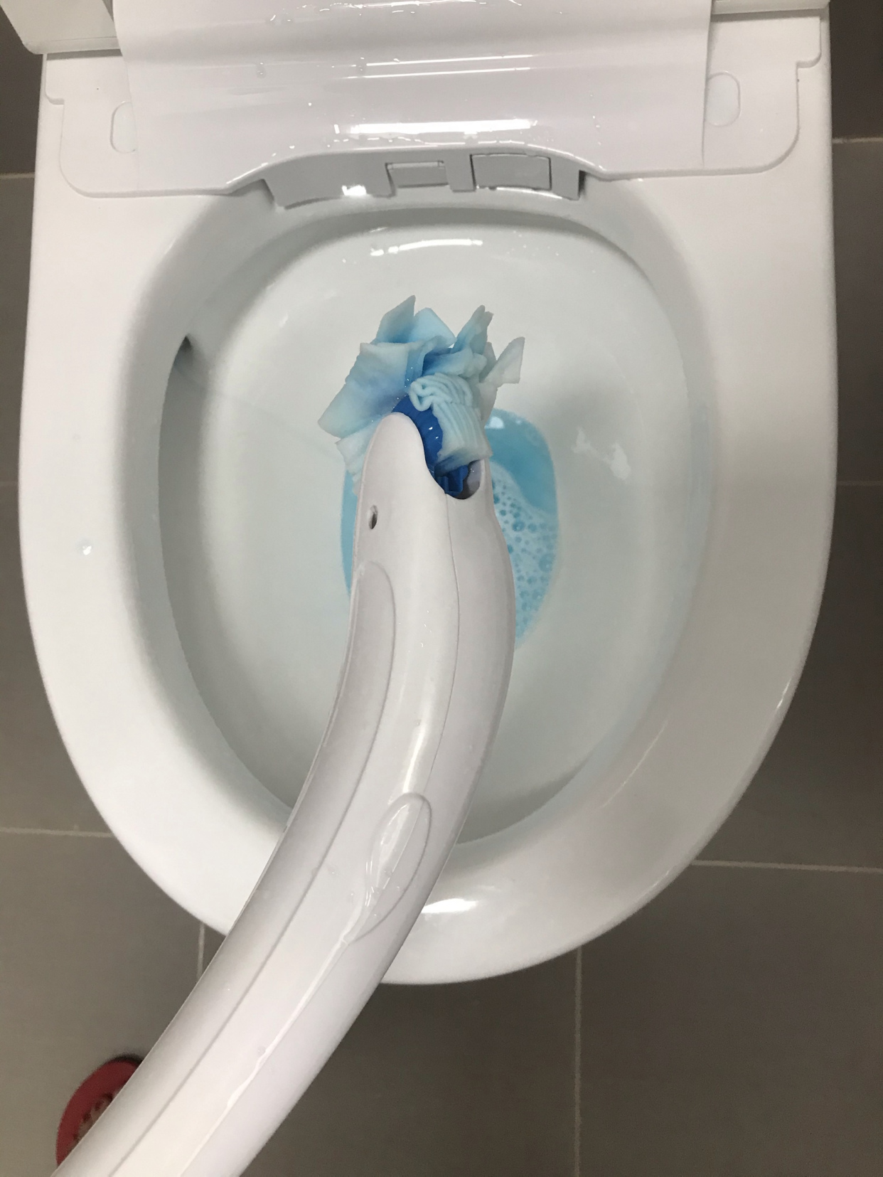 同样是小卫生间，看看人家的马桶边布置，干净利落、清清爽爽