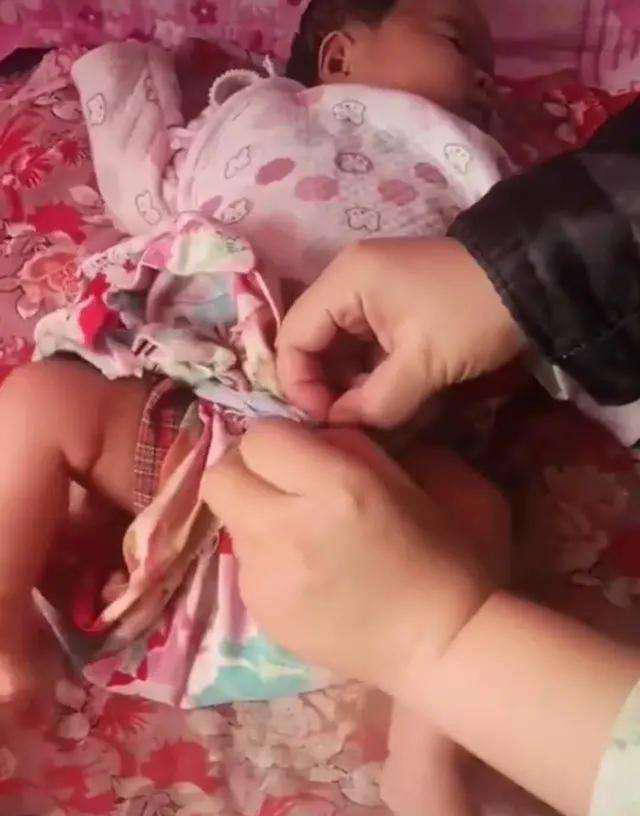 宝妈自制尿兜走红，还晒图炫耀，新手妈妈给宝宝护理臀部时该注意