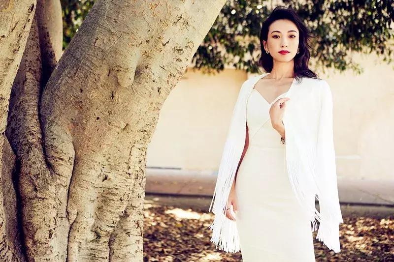 夏天一定要穿白色衣服,夏天穿白色才是最醒目的