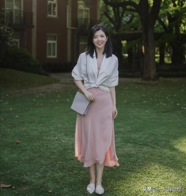 适合小个子穿的过膝裙子,最近很火的短裙子叫什么