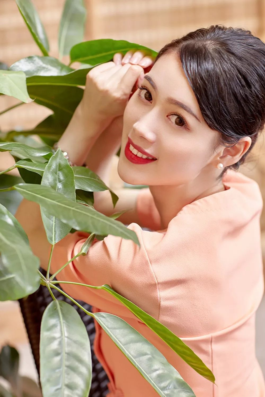 中国国际航空历代空姐制服,瑞丽航空空姐制服