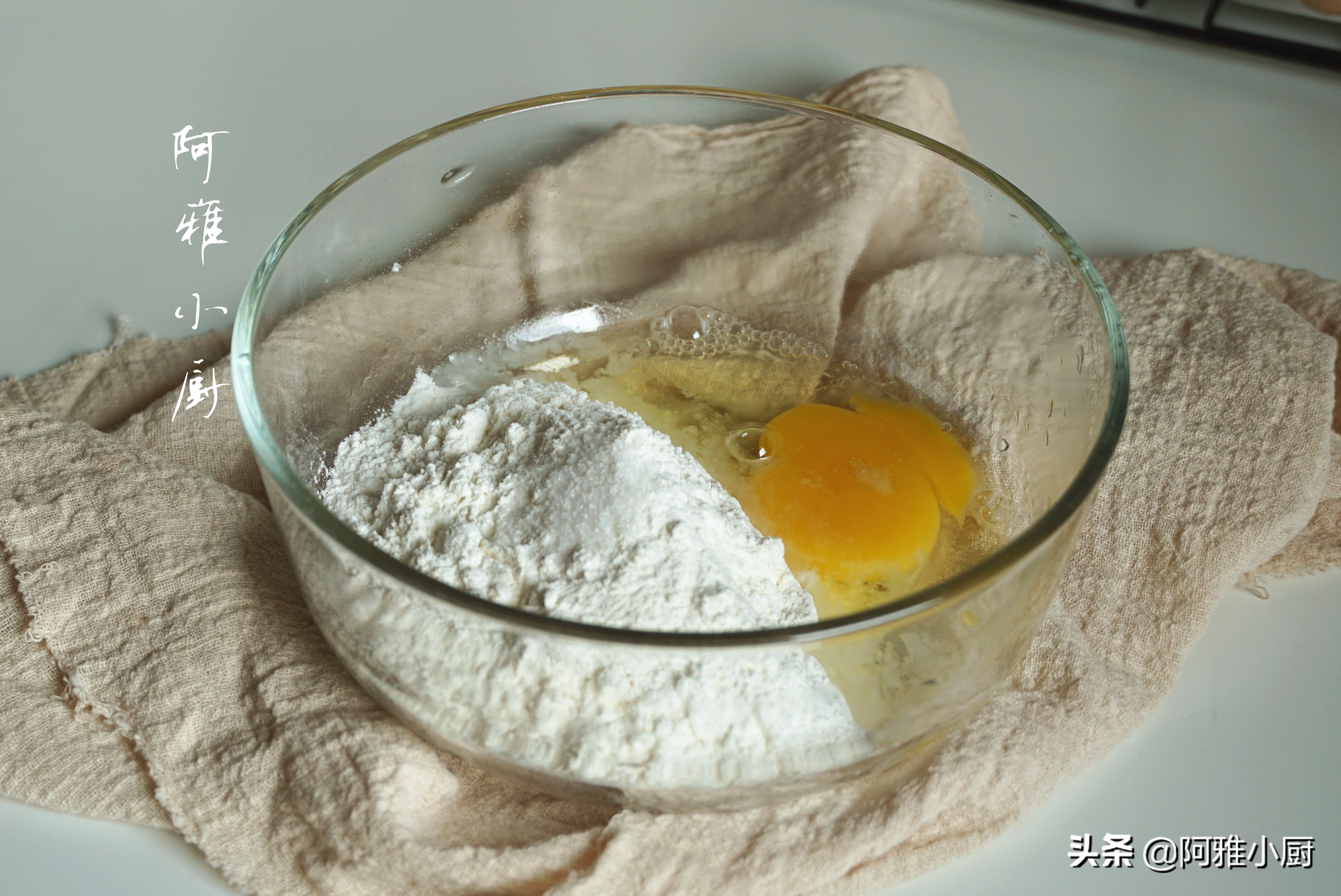 五分钟在家自制煎饼果子,早餐煎饼果子超简单做法