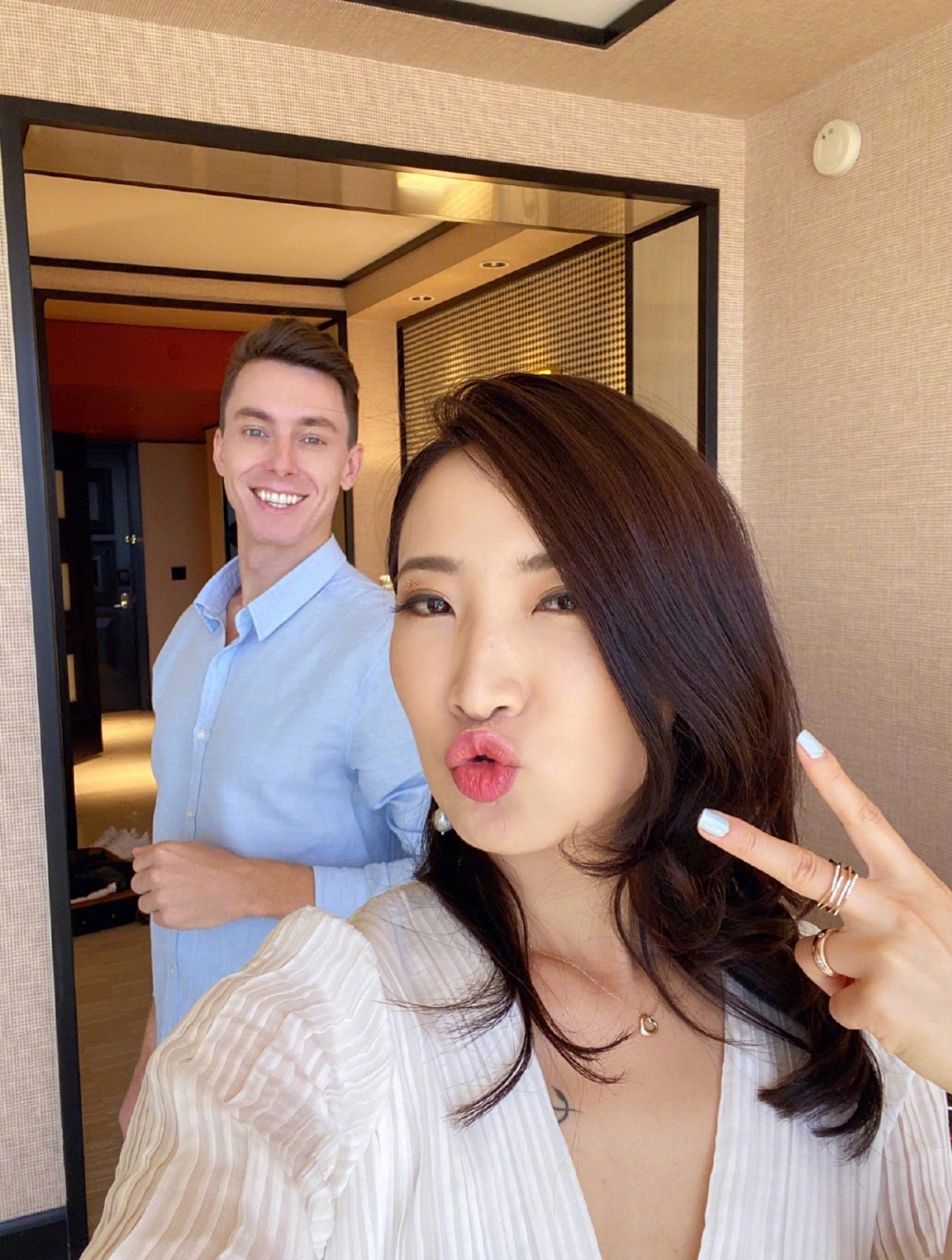 陈赫晒一家四口全家福,陈赫全家出游妈妈晒照其乐融融