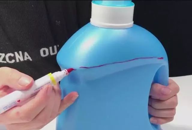 使用洗衣机置物架,洗衣瓶改造吹风机置物架