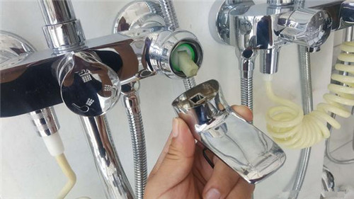 淋浴开关漏水如何拆卸,淋浴头开关漏水的修理方法