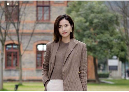 脖子短圆脸剪什么短发,大圆脸齐脖一刀切短发