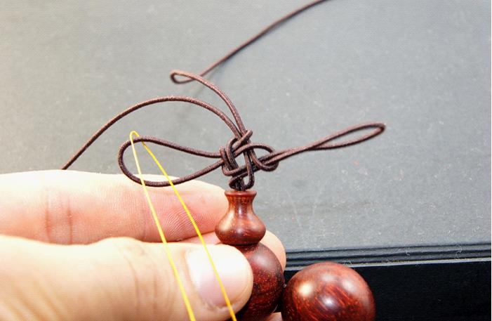 弹力绳穿珠子收尾打结方法,手串绳隔珠结的打结方法