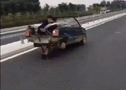 太有意思了，女朋友不屑一顾的表情很到位