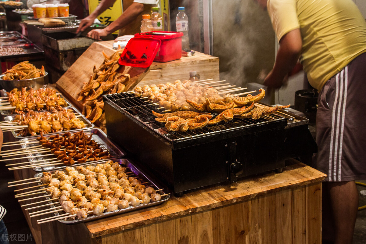 卖烧烤怎么一年赚100万,夫妇摆摊卖烧烤一年赚40w