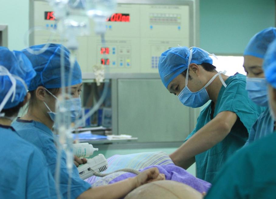 孕妇剖腹产生下双胞胎被惊呆,孕妇怀四胞胎大圆球孕肚引人热议