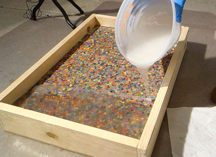 酷！外国小伙用1200支铅笔做了一把史诗般的定制吉他