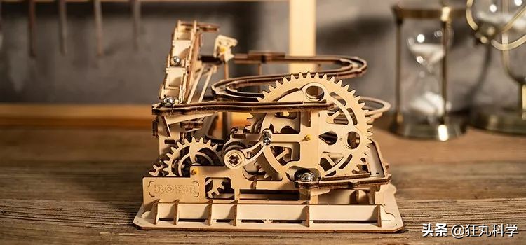 用老式胶片放映机改造投影过程,用木板拼出的老式电影放映机