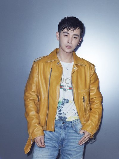 网传为新女友一掷千金，文章发博否认恋情，拖出一个隐藏的明星班