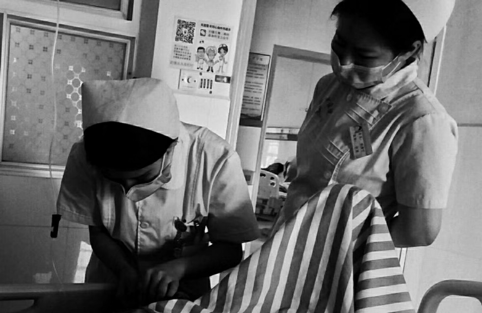 打点滴的过程中恶心想吐,打点滴回血的图片