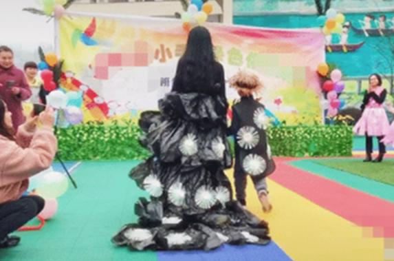幼儿园团创垃圾袋做裙子,幼儿园垃圾袋做裙子
