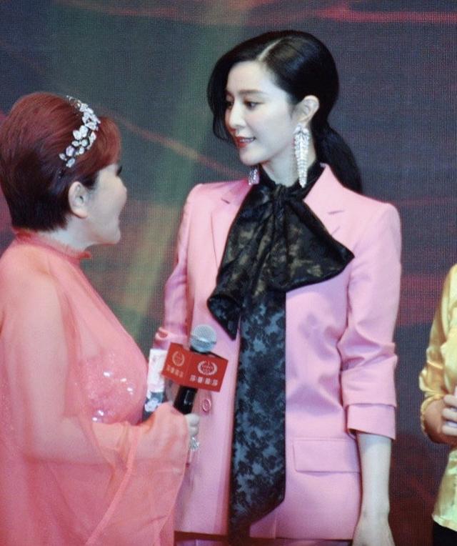 范冰冰穿高定礼服价值100万,范冰冰再现范爷气场纯红西装