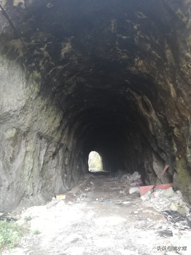 看到这个老铁路洞口,我莫名的伤心,童年的记忆都给我勾出来了