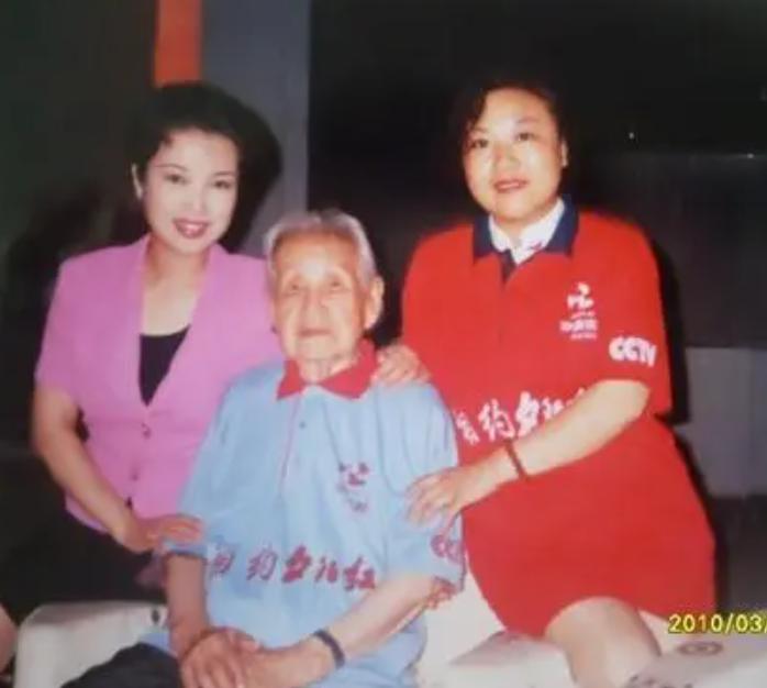 从央视主持人，到23年只饰演周总理夫人，黄薇因4次意外改变命运