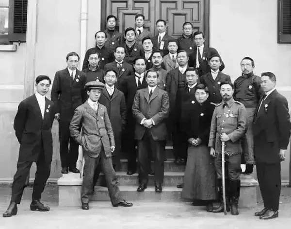 他原是土匪头子，成为新加坡大富翁，还被授予中将军衔