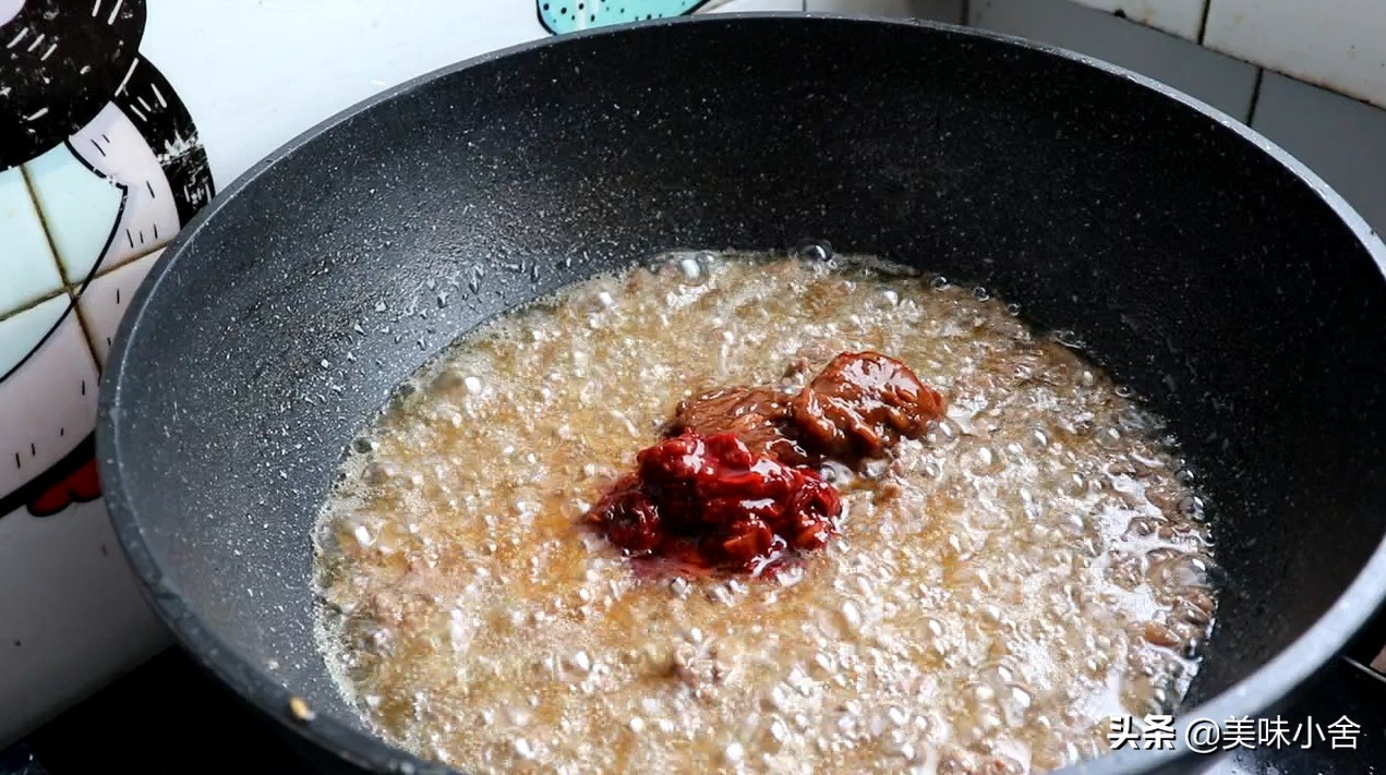正宗牛肉酱香菇,牛肉香菇香辣酱制作的全过程