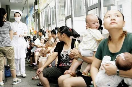 宝宝鼻子里被痰堵住了咳嗽,婴儿50天鼻子老是呼哧呼哧还干咳