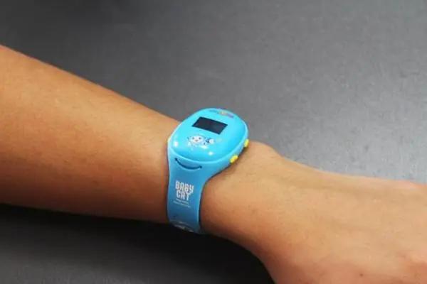 假鞋贩子隔空给黑人兄弟送补给，全球开启“地摊经济”模式