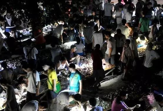 探索文玩鬼市场,老玩家看文玩鬼市