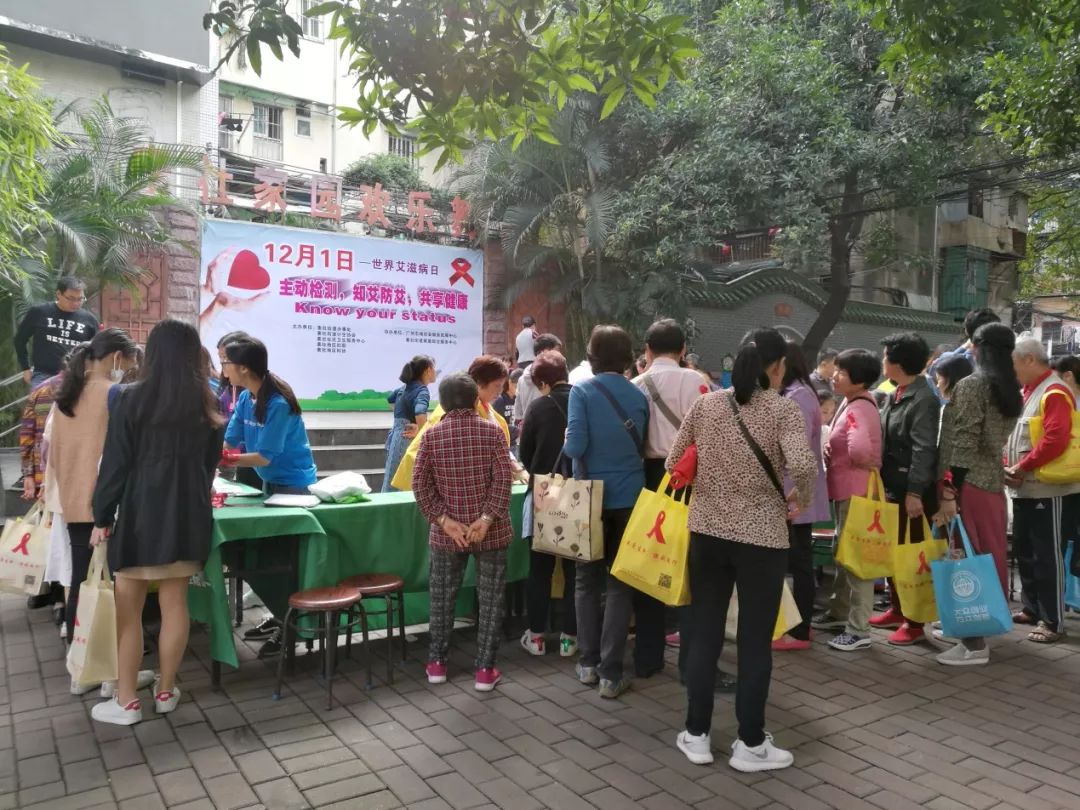 海珠|握手、拥抱、礼节性接吻不会感染艾滋病,但是这些行为会!