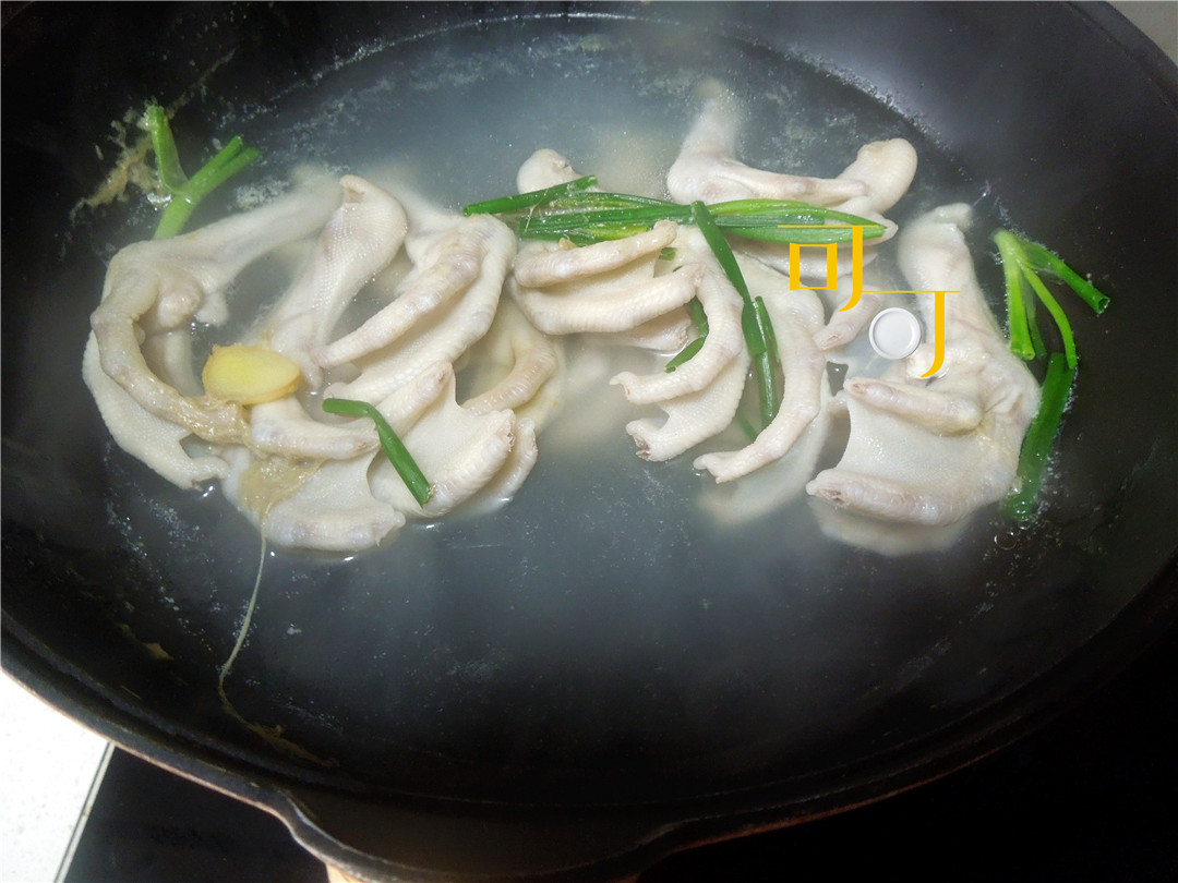 香辣爽口的鸭掌啃上一口停不下来,香辣卤鸭掌的做法