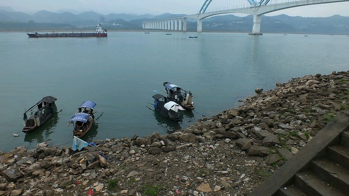 十年禁渔期，该禁止的是非法捕鱼、药鱼、电鱼，而并非是钓鱼啊！