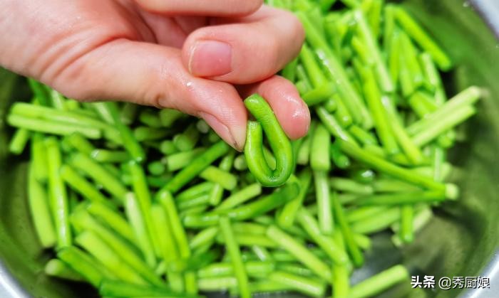 腌蒜薹怎么保持颜色翠绿,什么方法可以使蒜薹变嫩