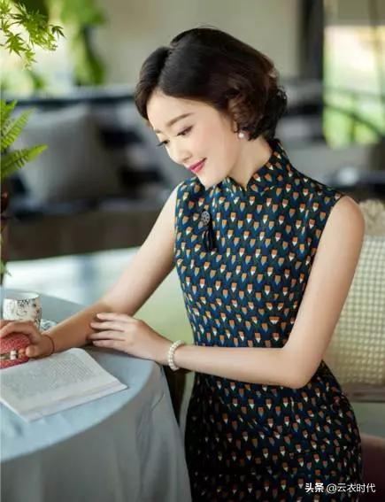 穿旗袍的站姿和坐姿,旗袍的正确站姿教学