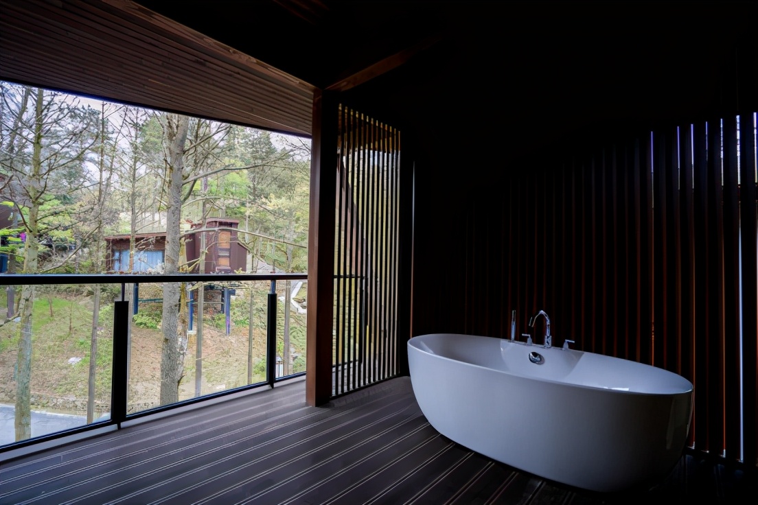 商量岗内的这家酒店,四季气候适宜居住,住客宛若身处桃花源