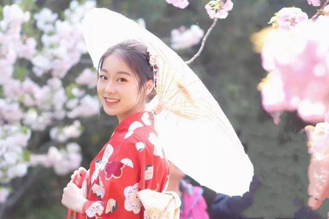 陕西00后女神学霸：少年班天才，创办个人电台，颜值高、成绩更高！