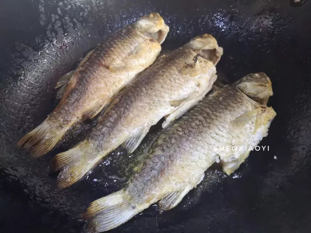 清汤鱼要怎么煮汤才会白,如何让鱼煮得更白汤