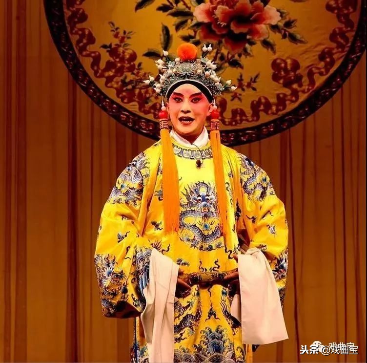 京剧里那些“遮肉显瘦”的戏服