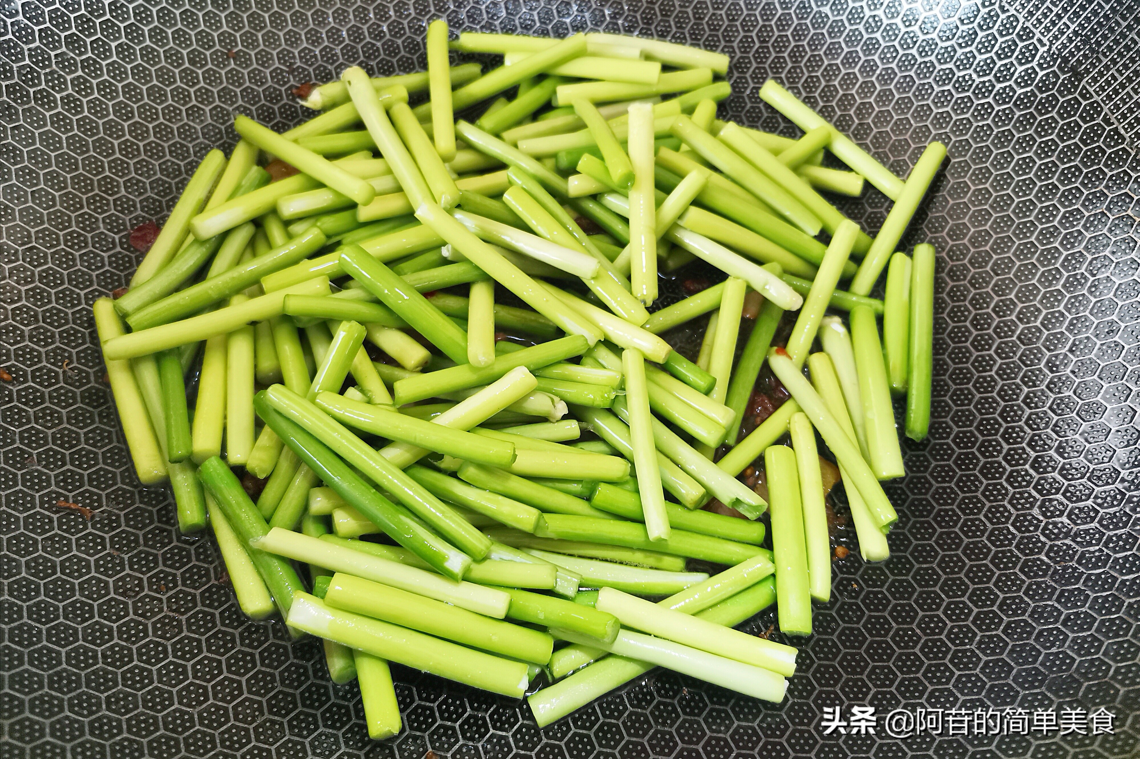 虾仁炒得嫩滑原来还有这一招,蒜苔玉米和虾仁可以炒在一起吗