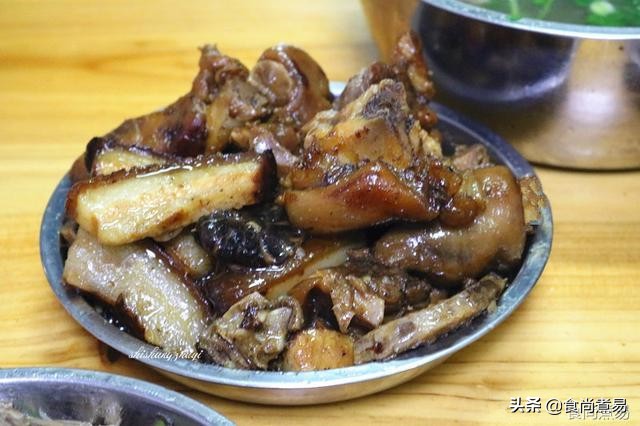 去乡下的婶婶家摘水果，堂哥下厨做了一桌客家菜，撑到打饱嗝