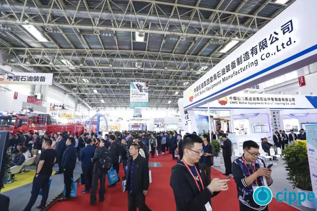 顾秀莲、马培华、李毅中、张来斌参加一年一度的世界石油装备大会cippe
