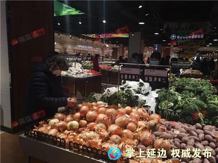 记者暗访疫情防控公共场所,记者暗访各单位疫情防控值班情况